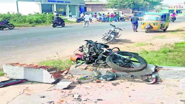 ACCIDENT: ముందు టైరు పగిలి దూసుకెళ్లిన కారు