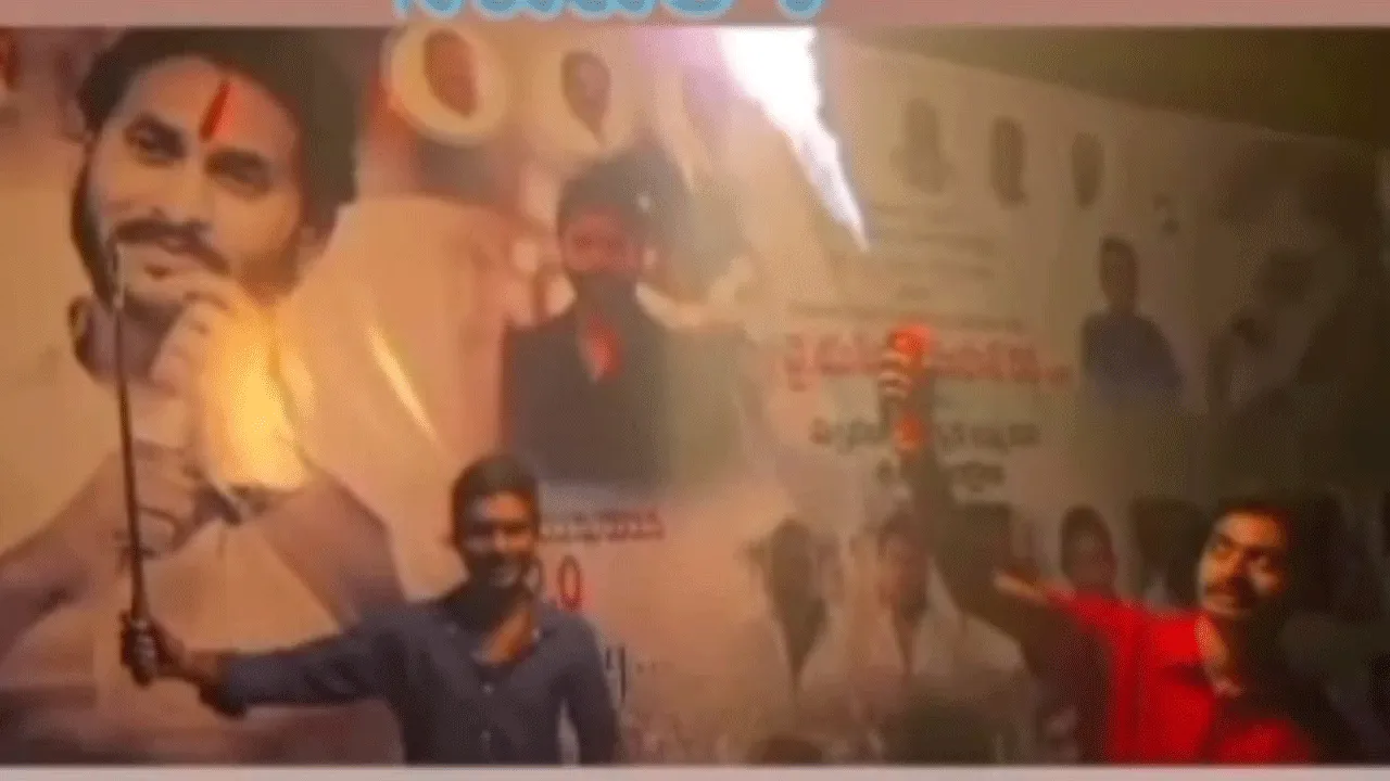 కత్తులు చేతబట్టి ఫొటోలకు ఫోజులిచ్చి ...