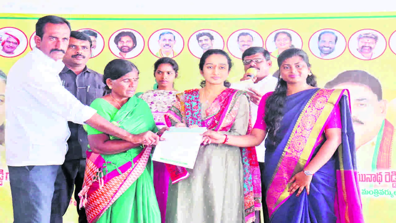 MLA SINDHURA : పేదలకు అండగా సీఎం చంద్రబాబు