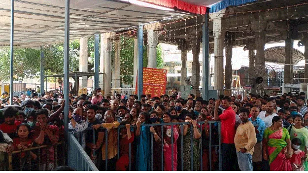 భక్తులతో కిటకిటలాడిన ముక్కంటి ఆలయం