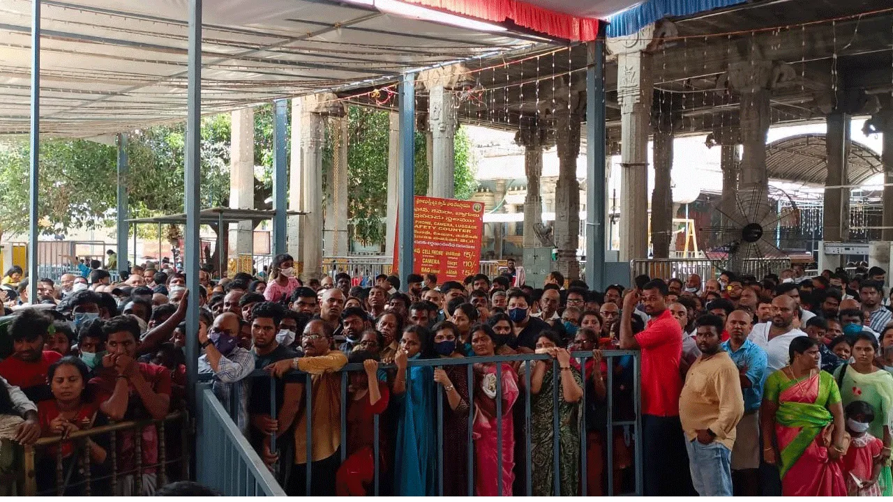 భక్తులతో కిటకిటలాడిన ముక్కంటి ఆలయం