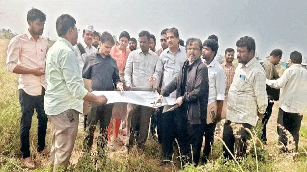 అప్రోచ్‌ రోడ్డును పరిశీలించిన జేసీ 