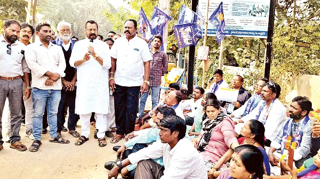 స్పందించకపోతే కాలువ పూడ్చేస్తాం 