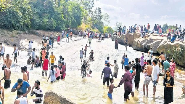   పర్యాటక సందడి 
