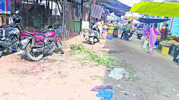 MARKET: అపరిశుభ్రంగా కూరగాయాల మార్కెట్‌