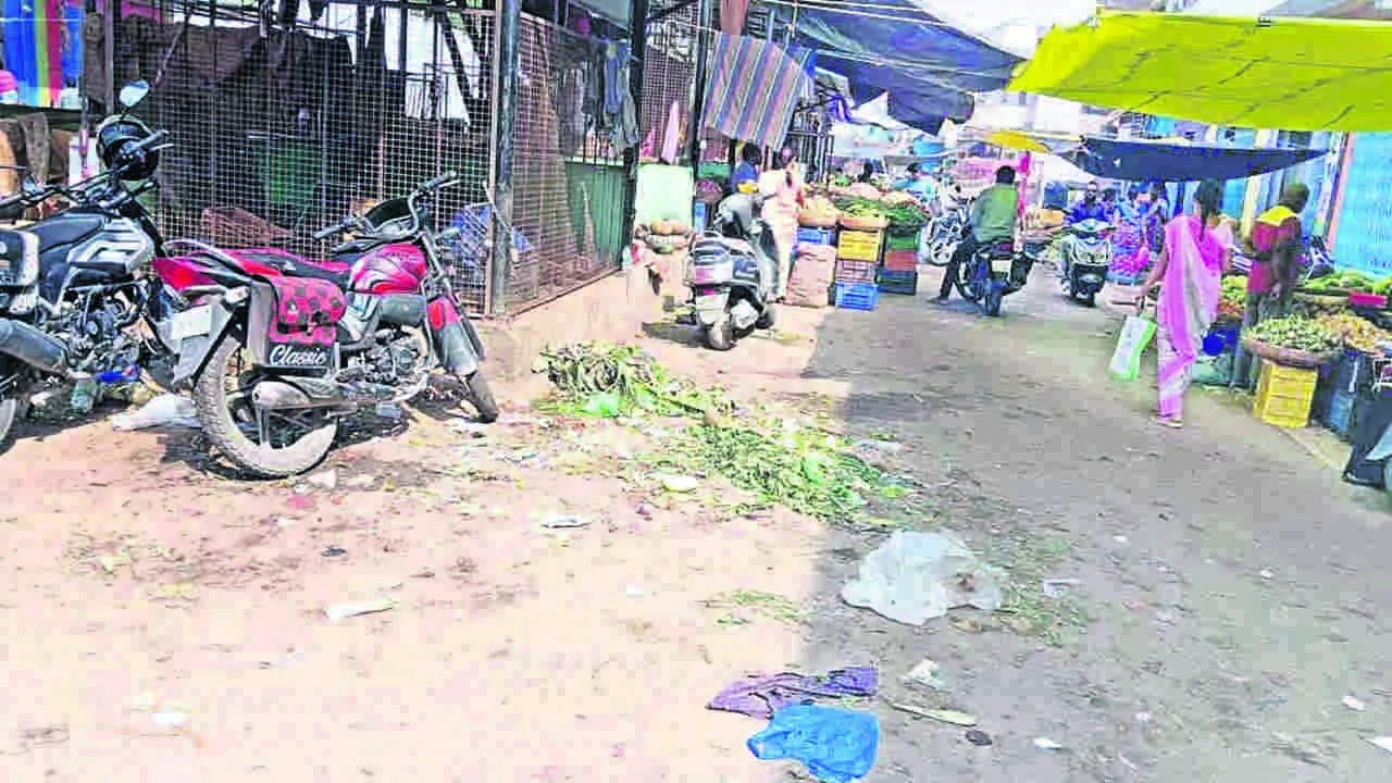 MARKET: అపరిశుభ్రంగా కూరగాయాల మార్కెట్‌