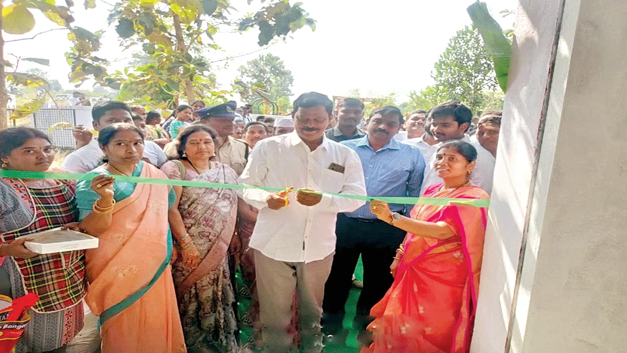 మహిళలు ఆర్థికంగా బలోపేతం కావాలి