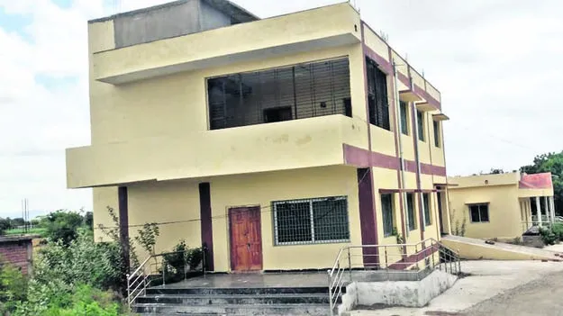 OFFICES: ఇరుకు గదుల్లో సచివాలయ సేవలు