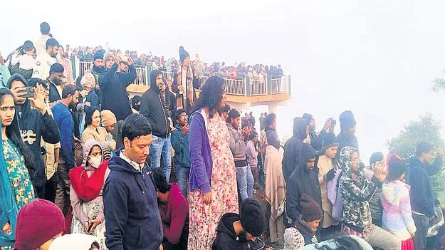 పర్యాటకుల సందడి