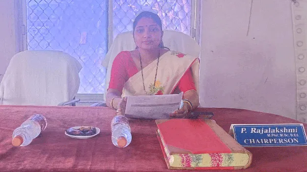    రోడ్డుపై గోతులను పూడ్చండి