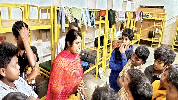 హాస్టల్‌లో కనీస సౌకర్యాలు కల్పిస్తాం 