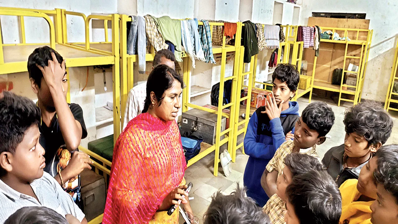 హాస్టల్‌లో కనీస సౌకర్యాలు కల్పిస్తాం 