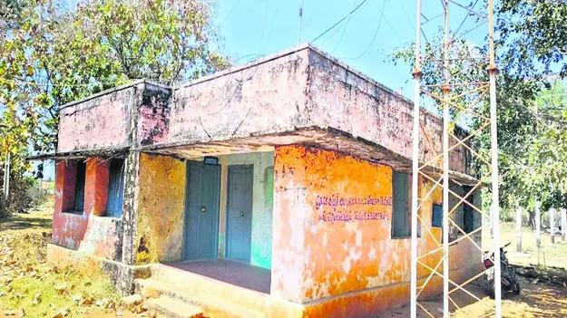 BUiLDING: శిథిలావస్థలో కార్యాలయాల భవనాలు