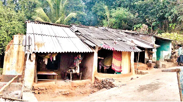 ఇల్లులు లేవు.. బిల్లులు రావు 