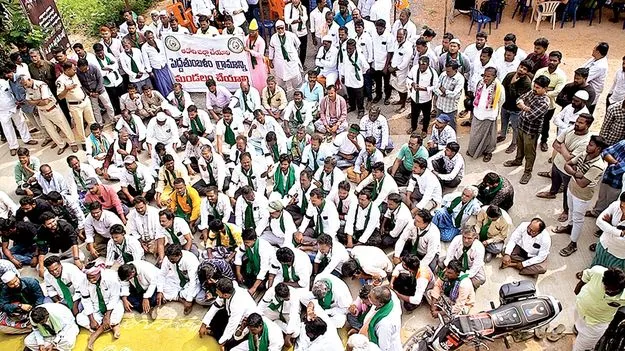    ఎమ్మెల్యే ఇంటిని ముట్టడించిన ప్రజలు