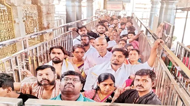 మహానందికి పోటెత్తిన భక్తులు   