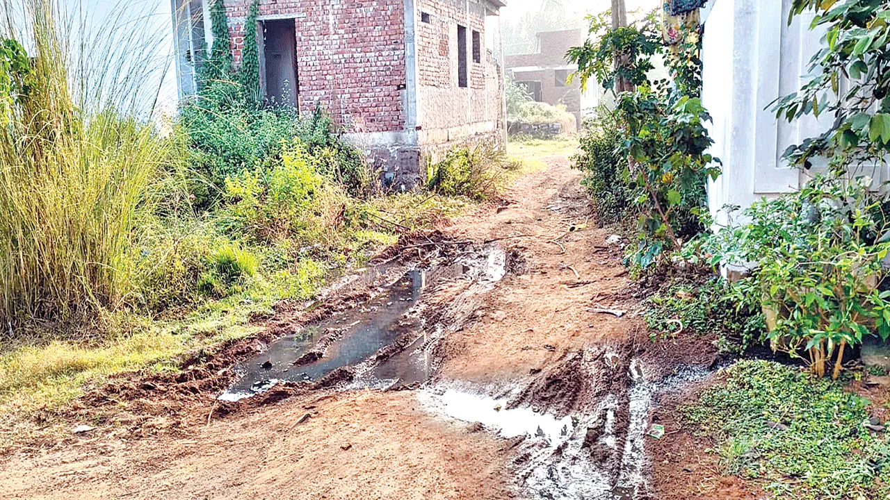 కాలువలు లేవు.. రోడ్లు ఏర్పాటు చేయలేదు