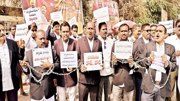 ఆ ఎస్‌ఐలపై చర్యలు తీసుకోవాలి