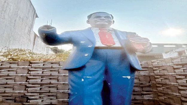 అంబేడ్కర్‌ విగ్రహం పాక్షికంగా ధ్వంసం 