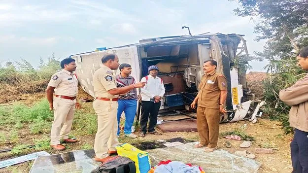 స్టీరింగ్‌ రాడ్‌ విరిగి బస్సు బోల్తా