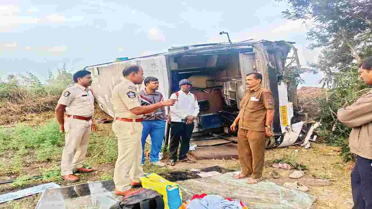 స్టీరింగ్‌ రాడ్‌ విరిగి బస్సు బోల్తా