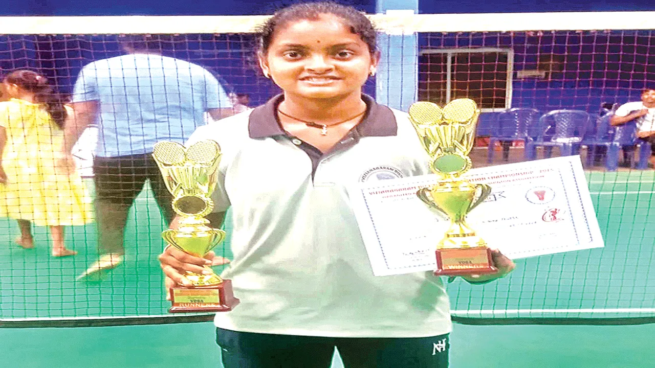 బ్యాడ్మింటన్‌ పోటీల్లో హారిక ప్రతిభ