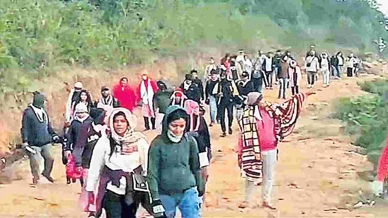 వంజంగి మేఘాల కొండకు పర్యాటకుల తాకిడి