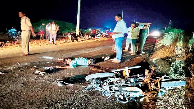 రక్తమోడుతున్న రహదారులు