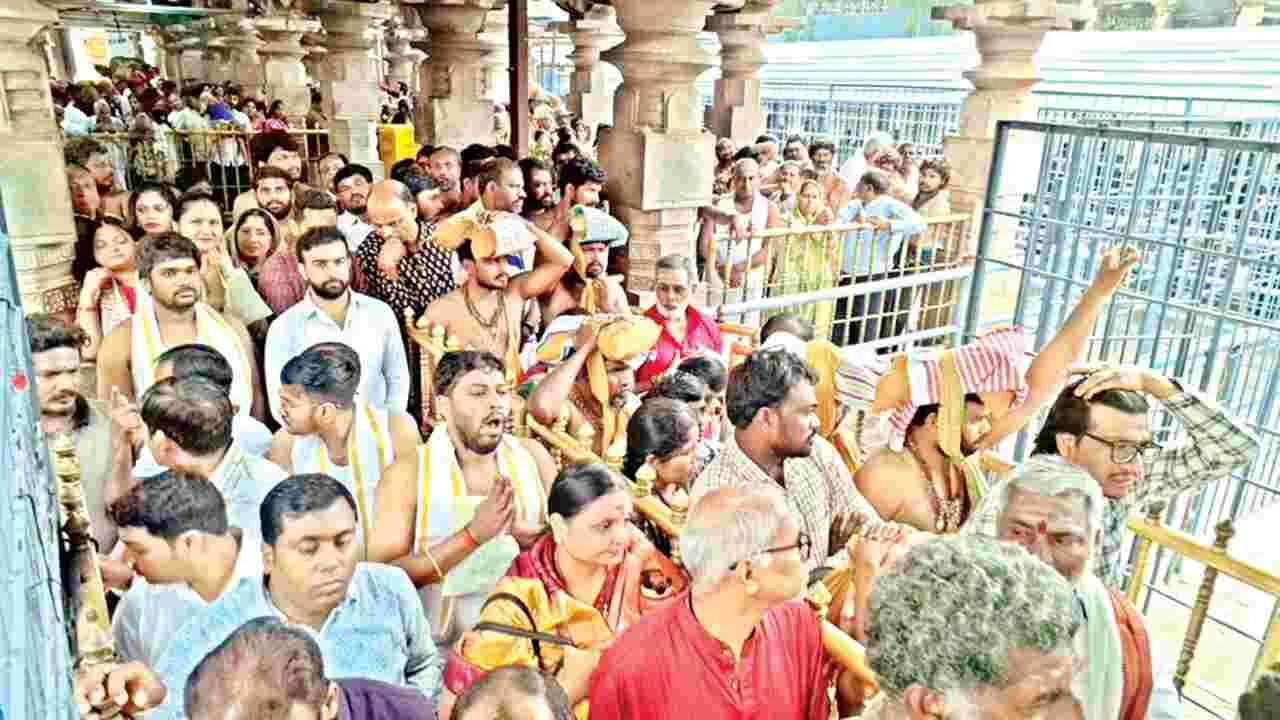  శ్రీశైలానికి పోటెత్తిన భక్తులు