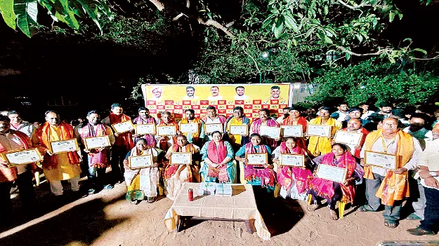 ఉత్తమ కార్యకర్తలకు ప్రశంసా పత్రాలు 