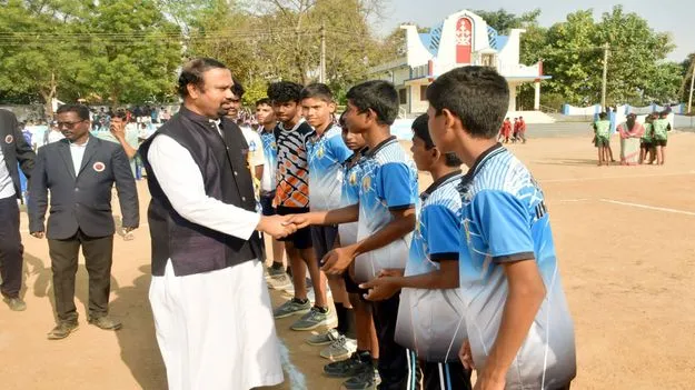 విద్యతో పాటు క్రీడల్లో రాణించాలి