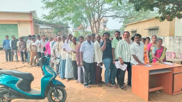 Karimnagar:   యూరియా సరిపోవడం లేదని రైతుల ఆందోళన