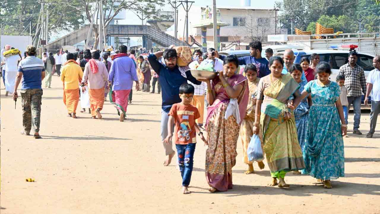 సమ్మక్క సారక్క దర్శనంకు పోటెత్తిన భక్తులు