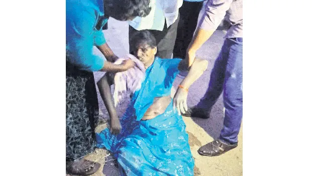 నిత్యావసర సరుకుల కోసం వెళ్తూ మోపెడ్‌ను ఢీకొట్టిన కారు..   భార్య మృతి, భర్తకు తీవ్రగాయాలు