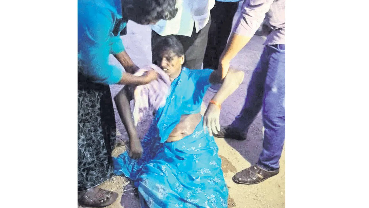 నిత్యావసర సరుకుల కోసం వెళ్తూ మోపెడ్‌ను ఢీకొట్టిన కారు..   భార్య మృతి, భర్తకు తీవ్రగాయాలు