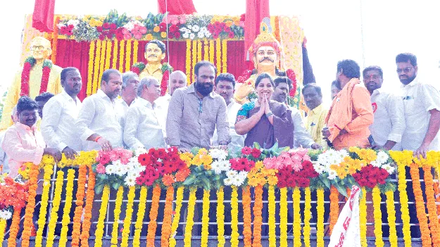 ప్రజానేతలను ఆదర్శంగా తీసుకోవాలి