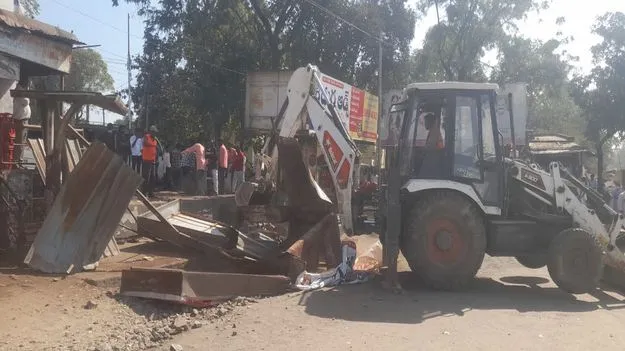 ఆందోళనల మధ్య రహదారి విస్తరణ