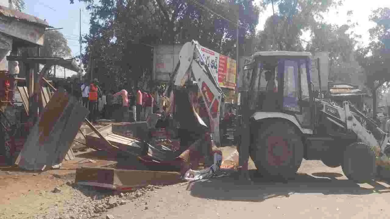 ఆందోళనల మధ్య రహదారి విస్తరణ