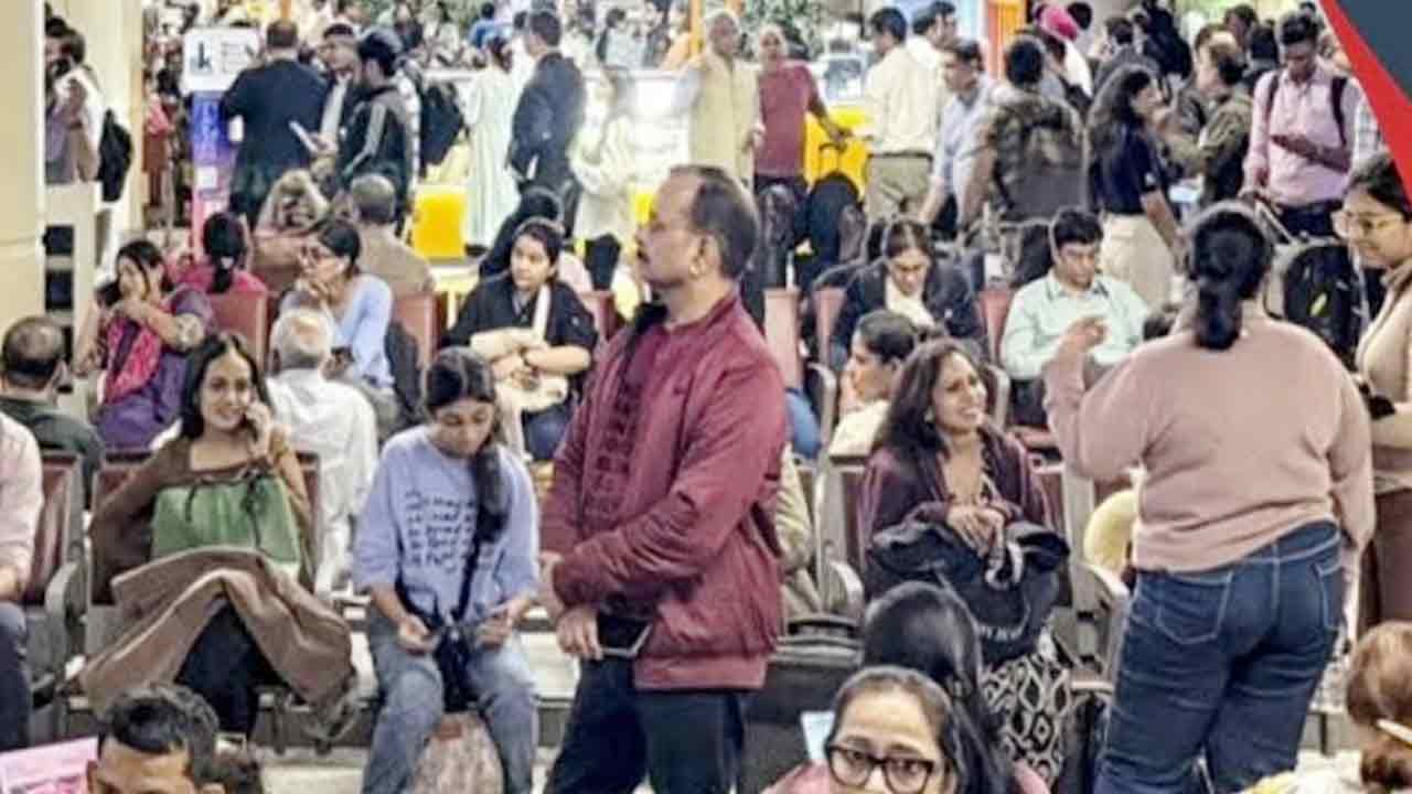 భారీగా ఇండిగో ఫ్లైట్ సర్వీసుల రద్దు.. ఆకాశాన్ని అంటిన టికెట్ ధరలు..