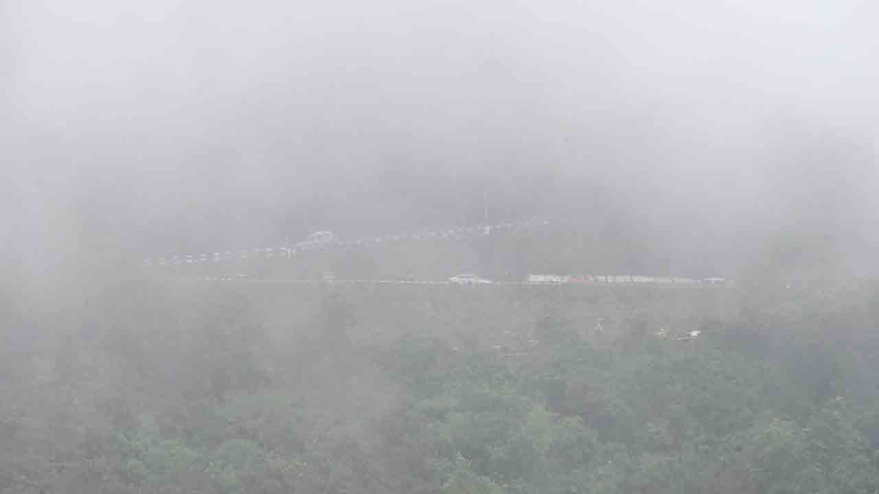 Dense Fog Covers Tirumala: తిరుమలలో దట్టమైన పొగమంచు.. ఆలయ పరిసరాలు, ఘాట్ రోడ్లు మంచు మయం..