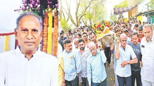 NT Raj passed away: అభిమాని పాడె మోసిన ఎన్టీఆర్‌ కుమారులు