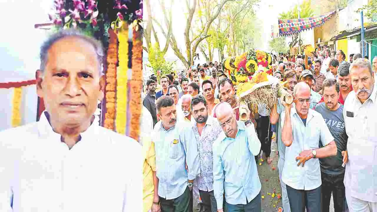 NT Raj passed away: అభిమాని పాడె మోసిన ఎన్టీఆర్‌ కుమారులు