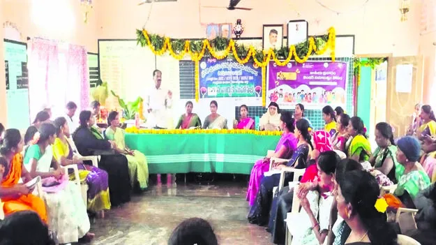 APM: పొదుపు సంఘాలను బలోపేతం చేయాలి