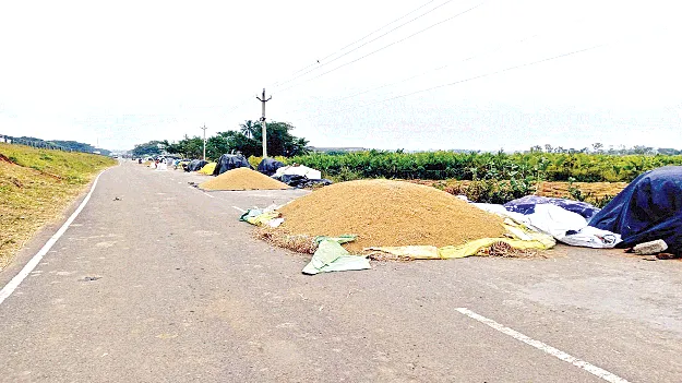  ధాన్యం తడిచి.. పొలాల్లో నీరు చేరి