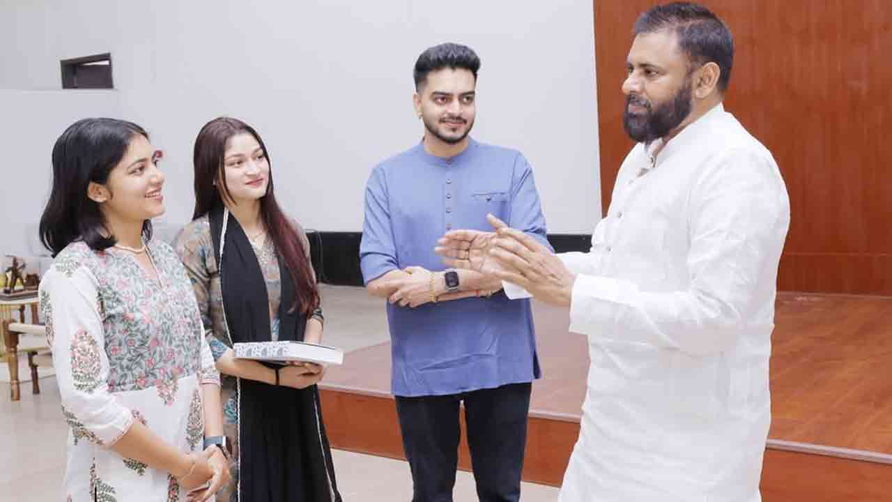 పవన్ కల్యాణ్‌‌ను కలిసిన యువ ట్రావెల్ వ్లాగర్ స్వాతి రోజా