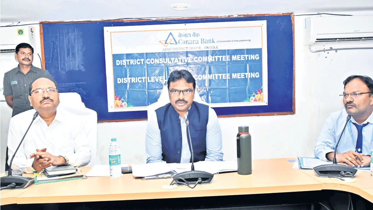 లక్ష్యాల మేరకు రుణాలు అందించాలి