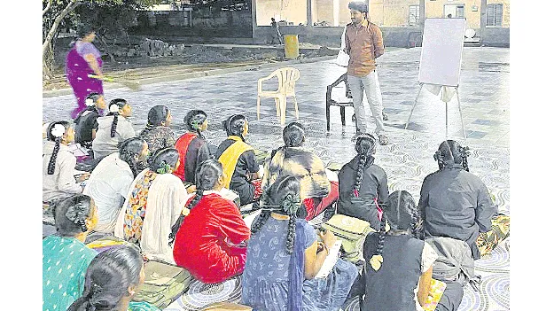 ఉపాధ్యాయునిగా దర్శి తహసీల్దార్‌