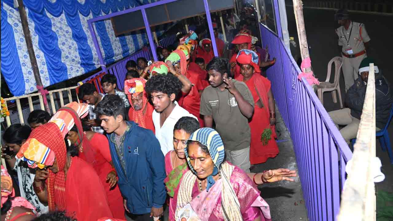 శ్రీ భవాని దీక్షలు 2025.. ఇంద్రకీలాద్రిపై భక్తుల రద్దీ..