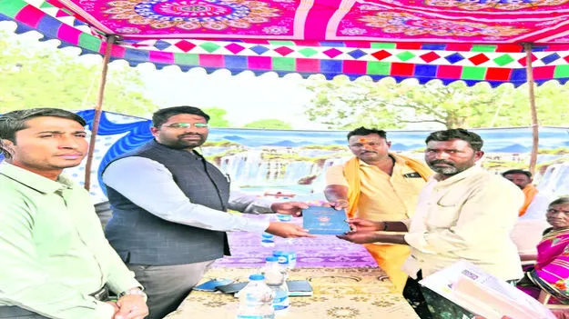 PASS BOOK: పట్టాదారు పాసు పుస్తకాల పంపిణీ