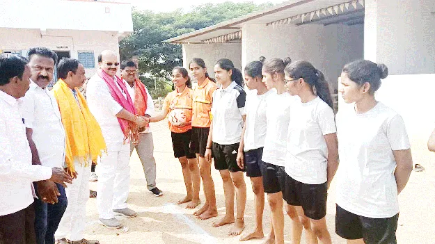 చదువుతోపాటు క్రీడల్లో రాణించాలి